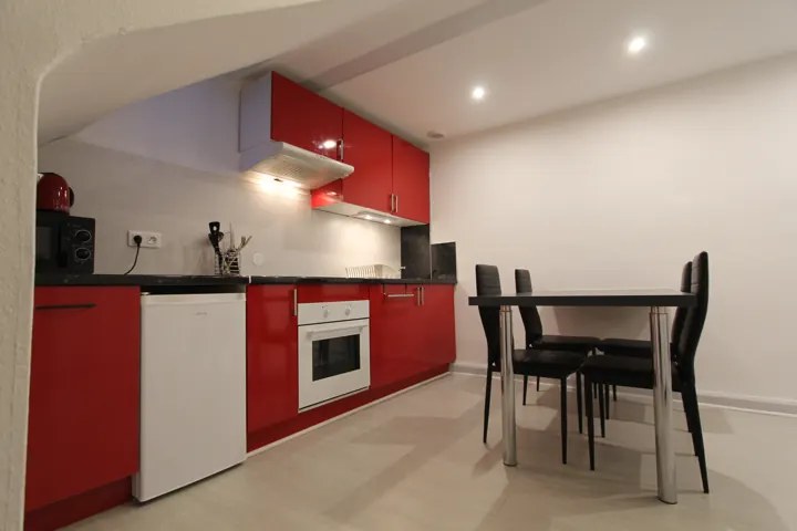 Cuisine sous les toits avec coin repas