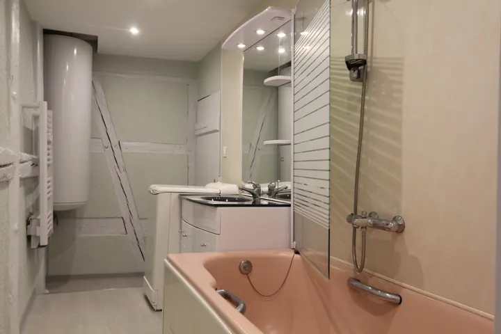 Salle de bains avec lave-linge