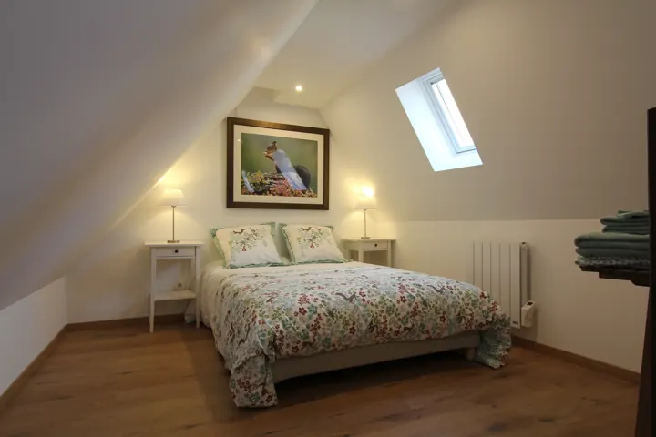 Chambre mansardée de L'Écureuil avec lit double