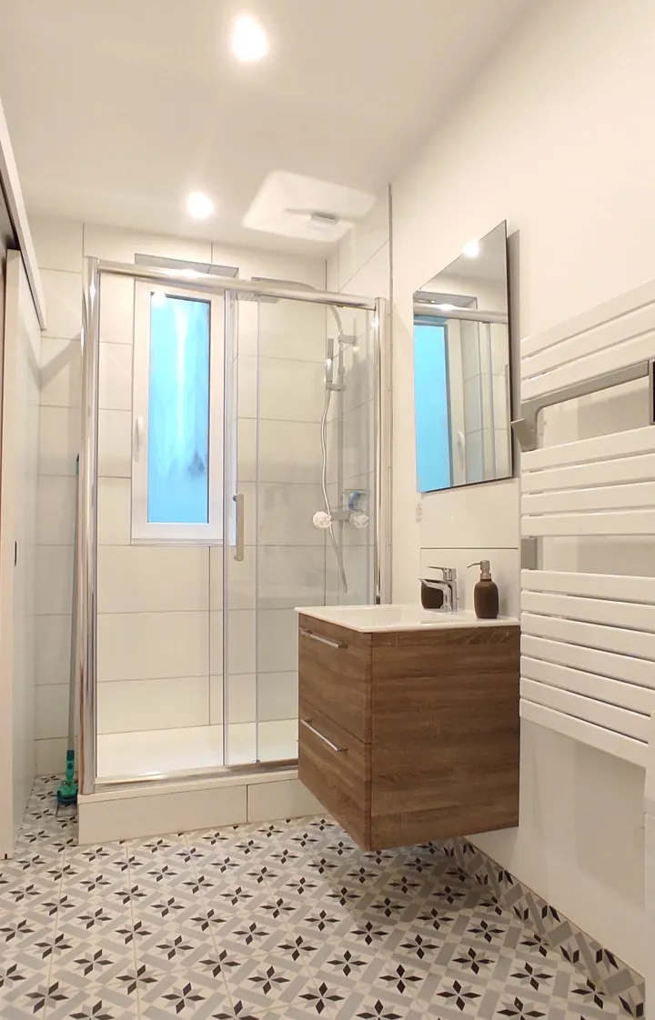 Salle d'eau avec douche