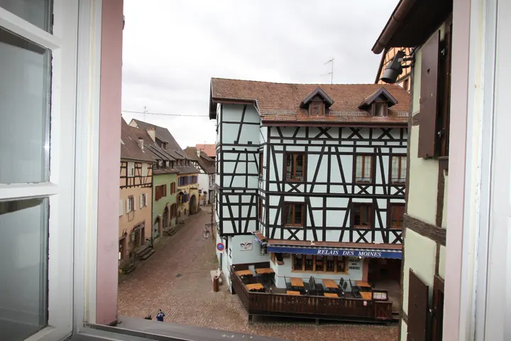 Vue sur les maisons à colombages de la rue principale